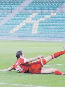 Napokon hráči MFK podišli k svojim priaznivcom, ale nie tak blízko, ako zvykli pred bojkotom. Zastali na polceste, z trávnika fanúšikom zatlieskali a poďakovali za podporu.