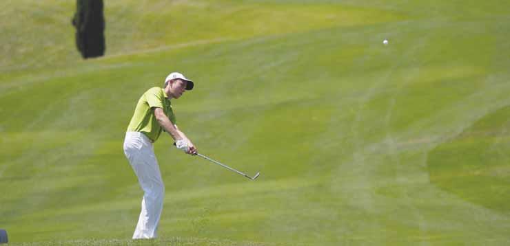 34 GOLF utorok 20. 1. 2015 Skvelý triumf 14-ročného golfistu JAKUBA HRINDU vstupenkou na turnaj profesionálnej špičky Jakub Hrinda v akcii.