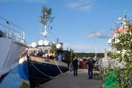 5 Friluftsgudstjänsten i Sandhamn på midsommardagens kväll den 20 juni lockade ett hundratal personer som fick lyssna till kyrkoherde Fredrik