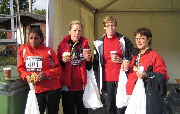 Från Mälarö SOK var vi 5 tjejer som glatt kämpade runt långa banan och en tjej som sprang Kalvruset. Totalt var det 453 st tjejer som tog sig runt den 10 km långa banan, samma som killarna sprang.