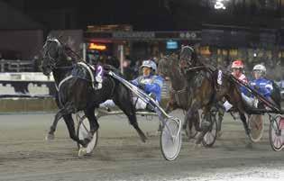 QUEEN OF SAND Körsven: Stefn Söderkvist Tränre: Cmill onsson Ägre: Esy KB, Uppsl Hästskötre: Sofi Adolfsson KVALLOPP LUSBLÅ strt.