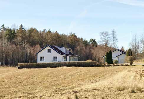 vinkel med öppen spis/kassett, badrum och tvättstuga nere.