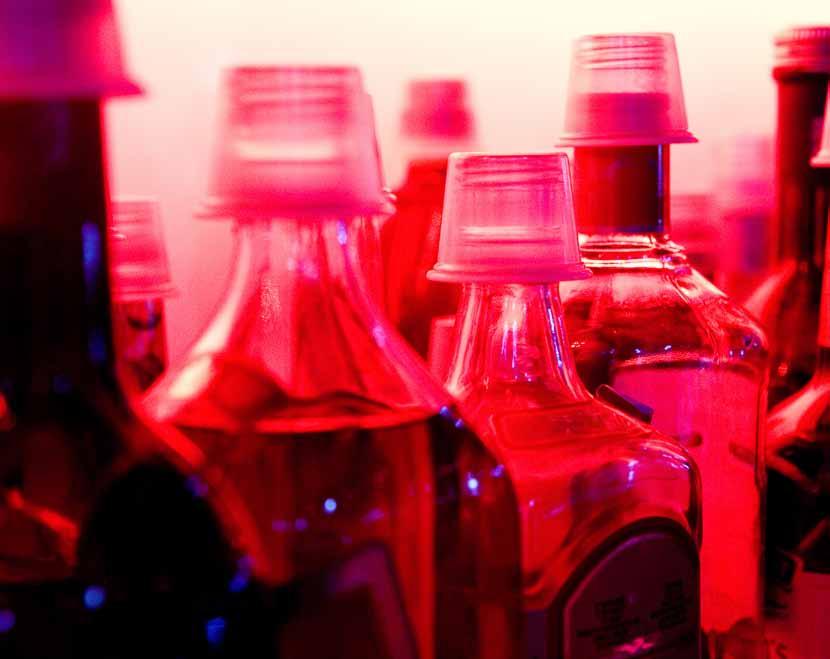 Alkohollagen Alkohollagen ska förebygga och minska risken för sociala och medicinska skador. Att be gränsa drickandet och motverka alkoholskador är ett övergripande mål för Sveriges alkohol politik.