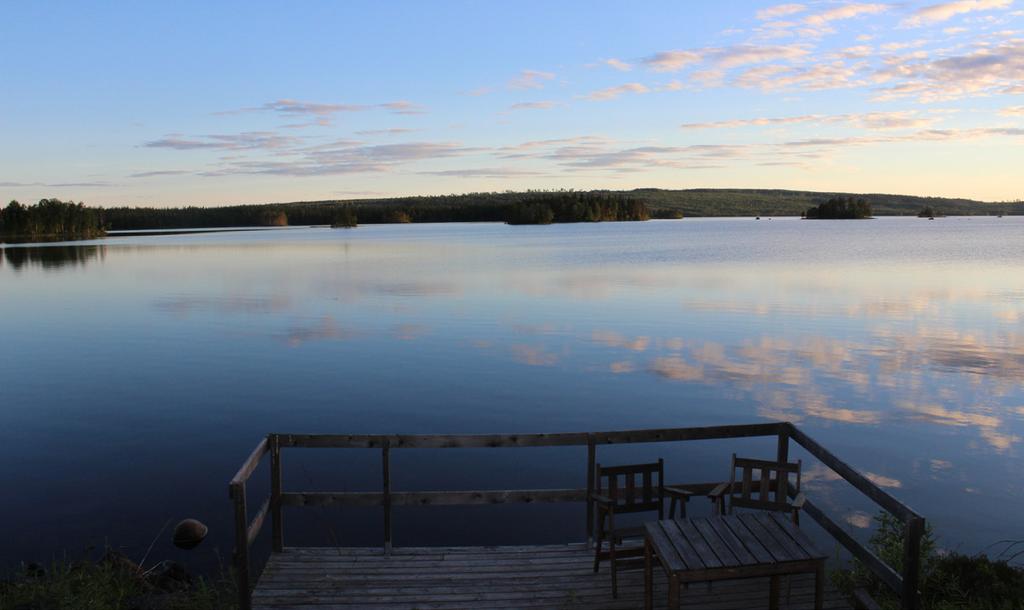 Därav namnet Gisträsk, som är den gamla stavningen. På Norsjömål uttalas det Djissträsk. Sjön är 4 km lång och anses som en av Norsjö kommuns vackraste tack vare de många holmarna, 28 stycken.