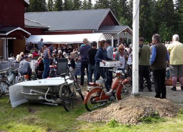 Risliden än en gammal jordbruksbyggd där landskapet fortfarande hålls öppet trots att jordbruken lagts ned. Kring träsken finns ett flertal fritidsstugor belägna och flera är under uppförande.