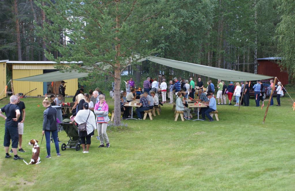 Vi har alltså bra pendelavstånd till olika arbetsplatser. Det finns även ett nytt dagis/fritids mitt i byn. I Kusfors, endast 4 km bort, finns en genuin lanthandel, Björks lanthandel.
