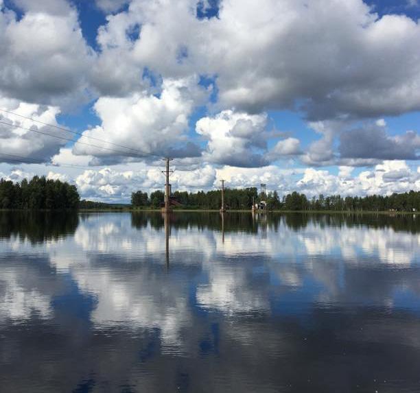 1945 startade Bolidenbolaget byggandet av en omfattande gruvanläggning på en halvö belägen i Mensträsksjön. Malmfyndigheten man hade lokaliserat låg söder om halvön under sjöbotten.