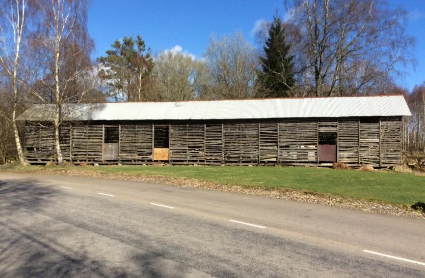 Strövtåg i hembygden. Bildgåta! Var ligger denna byggnad? Rätt svar presenteras i nästa medlemsblad!