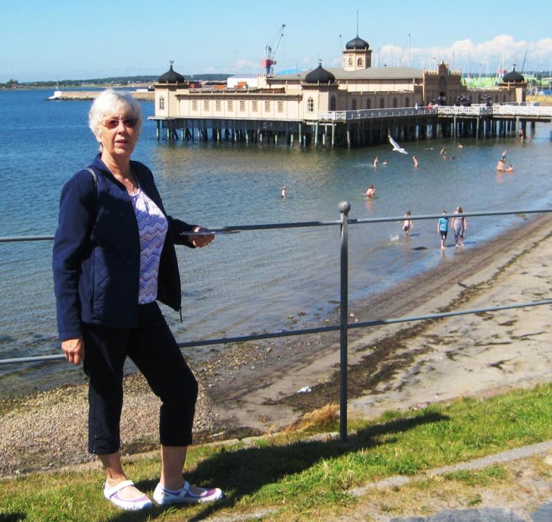 inne på fästningen, även här väntade en guidad tur, riktigt skönt att komma in i svalkan bakom de tjocka stenmurarna. Bakom Inger Lilja ses kallbadhuset i Varberg.