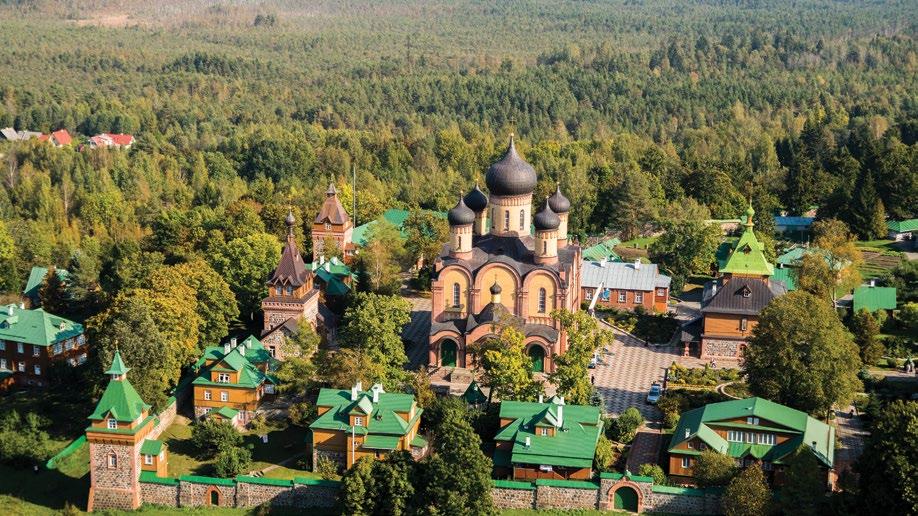 Kuremäe är Estlands enda verksamma rysk-ortodoxa nunnekloster. Klostret från 1891 är hem för lite mer än 180 nunnor. Här kan man beundra fina runda vedtravar och besöka klostrets ryska ortodoxa kyrka.