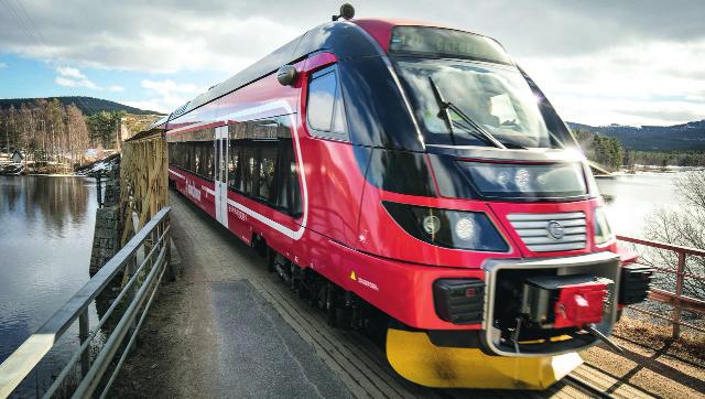 Inlandsbanan går genom ett mycket rikt råvarulandskap där gruv- och metallbaserade samt skogsbaserade näringar dominerar.
