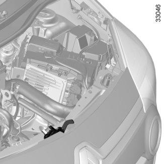 MOTORHUV (1/2) 1 2 Dra i spaken 1 för att öppna motorhuven.