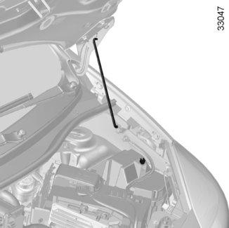 MOTORHUV (2/2) 3 4 5 Stängning av motorhuven Se till att du inte har glömt något verktyg eller dylikt i motorrummet innan du stänger huven.