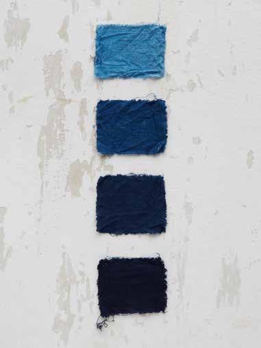 att färga med indigo Upprepade doppningar För att den blå färgen ska fästa bra och för att bygga upp mörka nyanser behöver textilen doppas i färgbadet upprepade gånger.