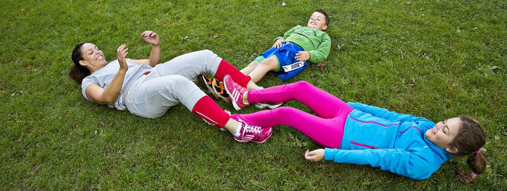 7. Sång-sit-ups Huvud, axlar, knä och tå, knä och tå Ligg på rygg och kroka fast fötterna i varandra.