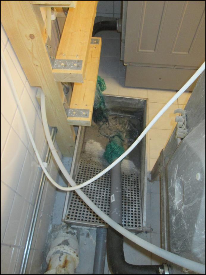 Maskiner och grovvask Info lämnad att avfuktare i torkrum läcker vatten.