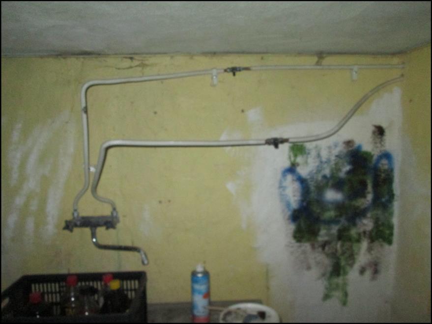 Uppsättning av vattenledning i källare är väldigt bristfällig, se foto. Fastigheten är ej dränerad.