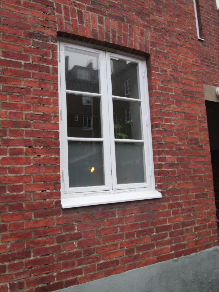 5 Fönster Original vita träfönster med kopplade bågar Fönster och fönsterdörrar målades mot gata 2012 och mot gård 2016. Målade vita fönsterbleck, utan anmärkning.