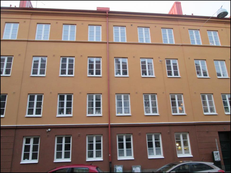 6 Fasad och balkonger Putsfasad mot gata Putsad fasad mot gata tvättades och målades 2012, utan anmärkning.