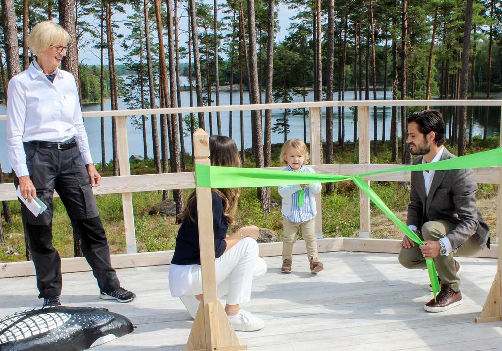 UTKIKSPLATS TURISM NYNÄS FOTO: CHRISTER LENNARTSSON, LÄNSSTYRELSEN Prins Alexander inviger sin dopgåva genom att dra i en sidenrosett.