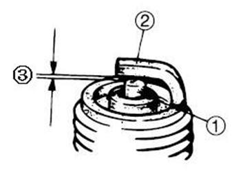 Vrids skruven ut (motsols) minskar varvtalet per minut. 4. Standardvarvtal per minut är 1 700 ±10 %. Gaskabel, justering av mellanrum: Gaskabelns mellanrum justeras på handtaget. 1. Skjut gummimuffarna av kabeljusteringen och lossa låsmuttern.