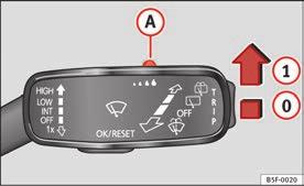 122 Belysning och synlighet Regnsensor* 0 1 A Regnsensor avstängd. Regnsensor på med automatisk torkning vid behov. Ställa in regnsensorns känslighetsnivå Sätt reglaget till höger: mycket känslig.
