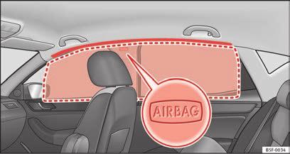 42 Airbagsystem (fortsättning) Passagerare på ytterplatserna får aldrig placera föremål eller husdjur i utlösningsområdet mellan dem och krockkuddarna, eller låta barn eller andra passagerare sitta i