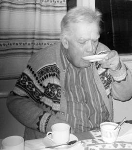 14 Dricka kaffe på fat Den sista fatdrickaren i Sverige, ja i hela världen, kommer att som Bosse Andersson på bilden och omslagsbilden, vara norrlänning. Bosse är jämtlänning.