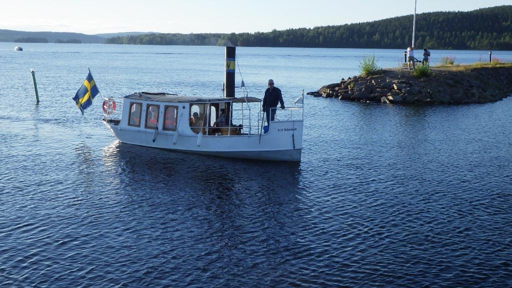 Ångbåtsresa med fikakorg. Onsdag 25 juli kl. 15.00. 19.00 Plats: Båthamnen vid Väsman. Båtresorna startar kl. 15.00, 16.00, 17.00 och 18.00 Max 10 personer/resa.