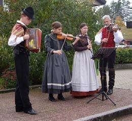 Na sliki: nastop na mestnem trgu: Folkloristi KUD Oton Župančič iz Sore Na sliki: Folklorni ansambel KUD Oton