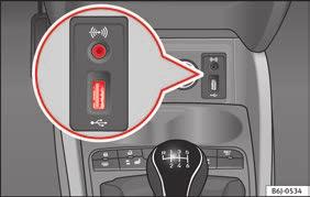 Kommunikation och multimedia Multimedia USB/AUX-IN-ingång Tekniska data Bild 118 USB/AUX-IN-ingång Beroende på funktioner och land kan bilen vara utrustad med USB/AUX-IN-anslutning.