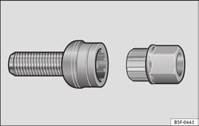 Hjulbultar med stöldskydd* Viktig basinformation Lossa hjulbultarna Hissa upp bilen Bild 63 Hjulbult med stöldskydd, lock och adapter En speciell adapter krävs för att skruva på hjulbultar med