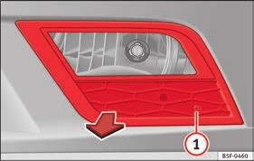 Ta bort metallclipset på dimljusets övre del genom att dra utåt från bilen bild 102 3.