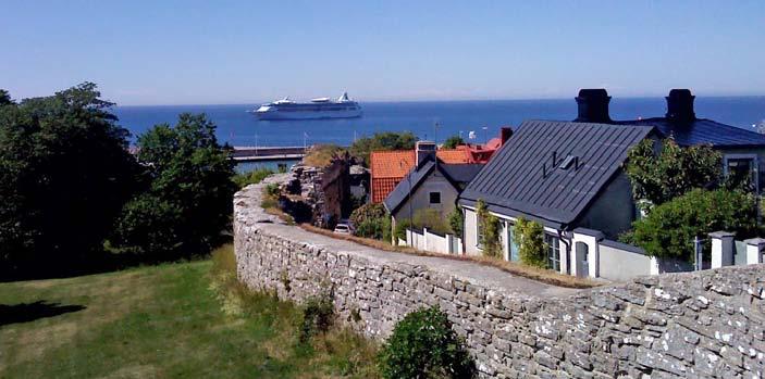 Den angränsande ön Gullholmen är västkustens äldsta fiskeläge, och den har gått samma öde till mötes som flertalet andra fiskelägen på västkusten, nämligen övergått till att vara semesterparadis.