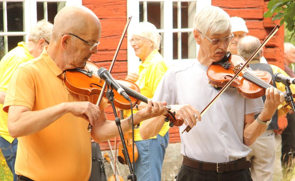 Ny spelmansstämma i Medåker Ny Spelmansstämma hölls den 15 juli vid Abramsgården i Medåker Med tanke på alla trevliga västmanlandslåtar vi har från trakten kring Medåker och Himmeta, var det på tiden