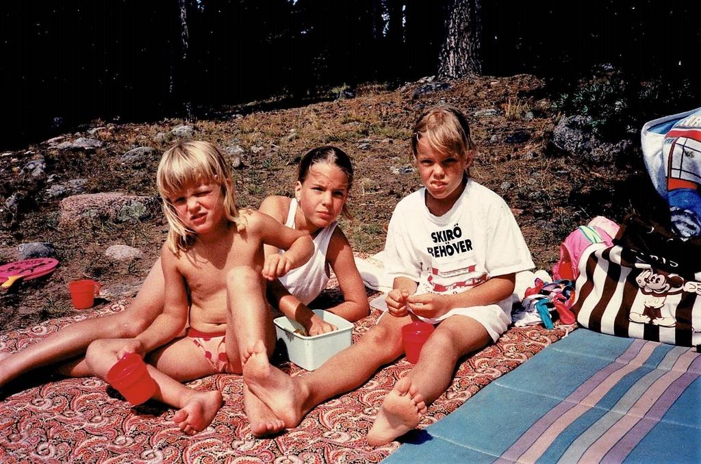 Ellen med sina systrar Elsa och Elin 1993. Alla tre bor med sina familjer i Skirö. Det var samma år som Ellen fyllt 25 år.