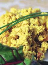 Scrambled tofu ca 4 portioner 300 g naturell tofu 1 medelstor gul lök eventuellt några färska champinjoner 1 tärning grönsaksbuljong 0,5 dl sojagrädde 3-4 msk b-jästflingor olja eventuellt gurkmeja