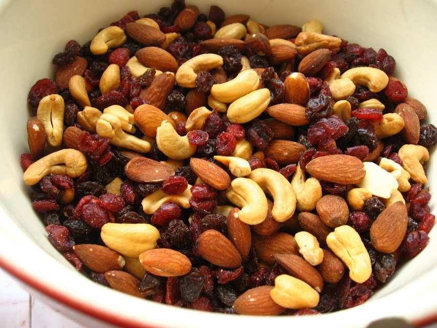 Trailmix Nötter/frön - mandel, cashewnötter, valnötter, hasselnötter, pumpakärnor, solroskärnor Torkad frukt russin,