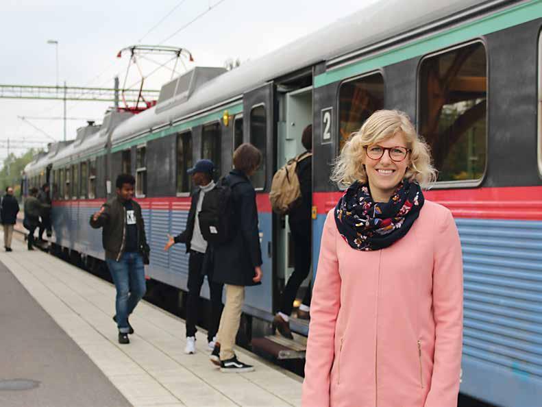 Det tar en timme för Anna Ek, tandläkare, klinikchef och småbarnsmamma, att ta sig från hemmet i