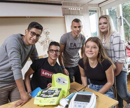 SAMHÄLLSKUNSKAP Samhällskunskap 1a:1 50 SVENSKA Svenska 1 100 eller SVENSKA SOM ANDRASPRÅK Svenska som andraspråk 1 100 Programgemensamma ämnen 1100 p Abbas Ghambari, Aiman Daeef, Mohammad Bakkar,