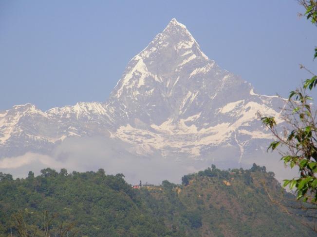 Staden ligger i en dal med utsikt över det heliga berget Machhapuchhre (6977 m högt). Pokharadalen har subtropiskt klimat med vackra blommor liksom bananer, apelsiner, papaya, mango och kaktusfrukter.