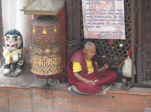 ex kan besöka kloster och kanske medverka en stund i munkarnas eftermiddagsmässa. Byns kvinnor säljer tibetanska hantverk och smycken till mycket låga priser.