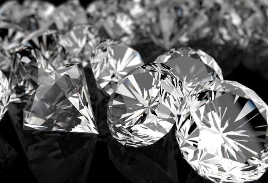 Diamanter Alla vet att diamanter är dyra Det verkar troligt att det beror på att de är ovanliga Men diamanter är inte särskilt ovanliga jämfört med andra pärlor En anledning