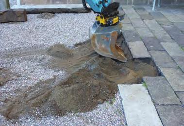 För pollarna i parkens mittaxel grävdes schakten cirka 300 mm djupa och för lyktstolpar längs vägarna i södra delen av parken samt stolpar för fasadbelysning grävdes cirka 750 mm djupa schakt.