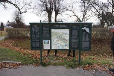 Stolparna är kvadratiska, 160 160 mm stora i mörkbrunt ådringsmålat trä med uppdragen fot i stål, foten har kulör av