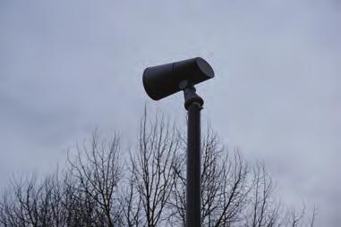 På cirka 3,20 meters höjd sitter en mörkgrå (RAL 7005) armatur av modell Albertslund vägg från Louis Poulsen.
