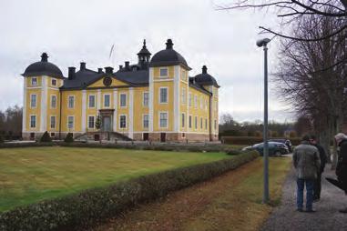Stolparna flankerar i första hand vägarna på parkens södra sida.