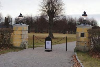Framför slottstrappa och på grindstolpar monterades totalt fyra armaturer av modell Slottsbacken från Kulturbelysning.