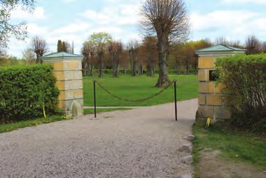 Grindstolparna med lykthusen monterade. Figur 21 (vänster). Detalj av lykthuset som användes på grindstolpar samt, som försök, vid slottstrappan.