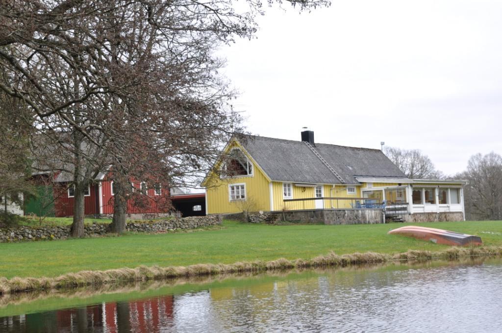 Kringbyggd verkstad, stall, garage och dubbelcarport.